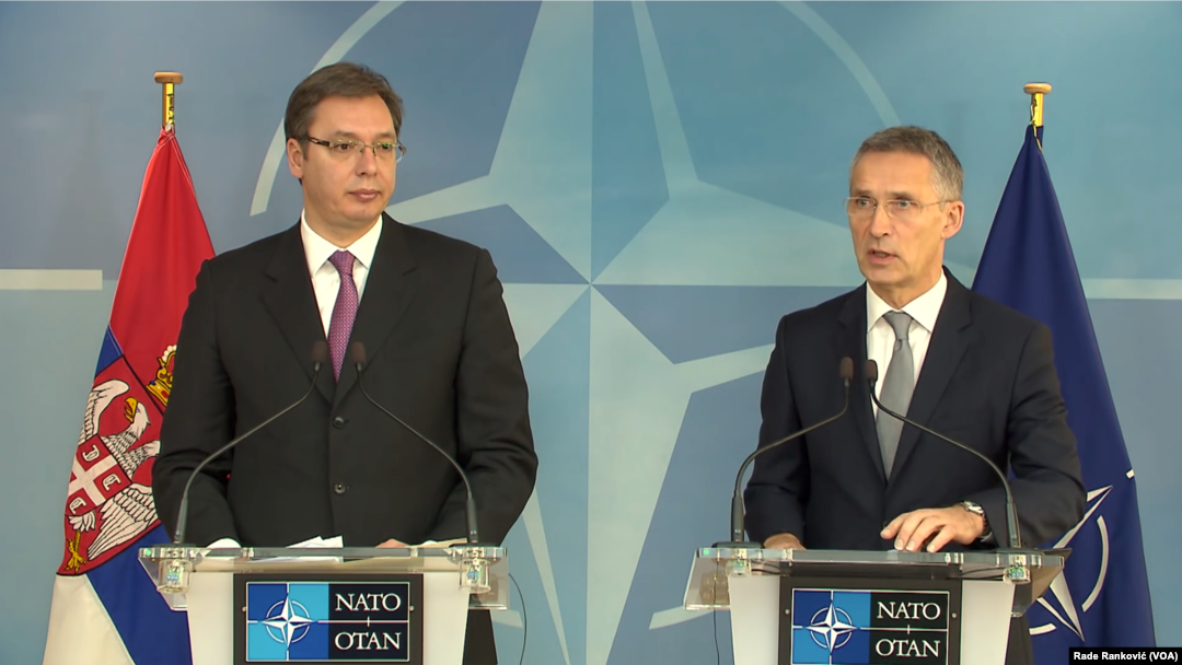 Predsednik Srbije Aleksandar Vučić i generalni sekretar NATO Jens Stoltenberg, Foto: Glas Amerike