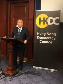 美国众议员史密斯（Chris Smith）3月10日对香港民主委员会成员发表讲话。