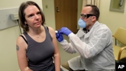 جنیفر هالر، داوطلب، در حال دریافت اولین واکسن ویروس کرونای جدید برای تست ایمنی، در اولین مرحله آزمایش بالینی 