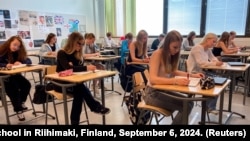 Students follow an English language lesson at Pohjolanrinne middle school in Riihimaki, Finland, on September 6, 2024. (REUTERS/Elviira Luoma)