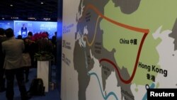 Peta yang menggambarkan sabuk ekonomi jalan sutra China dan jalan sutra maritim abad ke-21, megaproyek "One Belt, One Road", dalam Forum Keuangan Asia di Hong Kong, Cina, 18 Januari 2016. (Foto: dok).