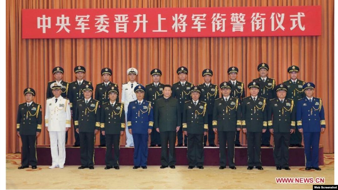 Chủ tịch Trung Quốc Tập Cận Bình chụp hình lưu niệm với các sĩ quan quân đội ở Bắc Kinh 