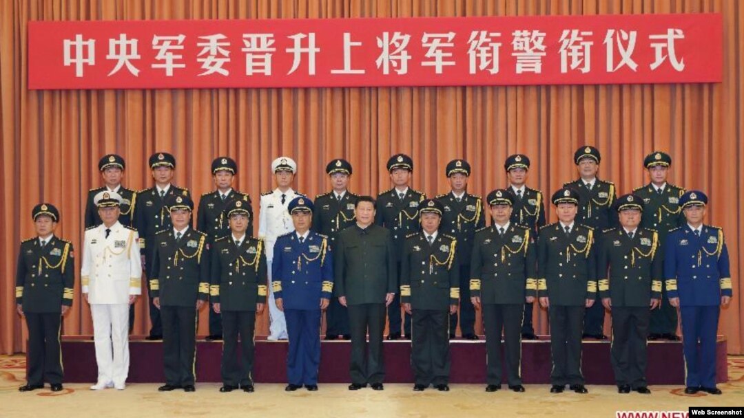 Chủ tịch Trung Quốc Tập Cận Bình chụp ảnh với các sĩ quan quân đội tại Bắc Kinh. (Ảnh chụp từ trang web của Xinhua).