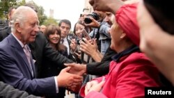 El rey Carlos III de Inglaterra saluda a los franceses en su primera visita de Estado a Francia el 21 de septiembre de 2023.