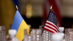 Bendera Ukraina dan Amerika Serikat tersemat di atas meja dalam pertemuan antara pejabat pertahanan kedua negara di Pentagon, Washington, pada 30 Agustus 2024. (Foto: Reuters/Daniel Becerril)