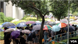 香港民众星期天冒雨举行大游行（美国之音黄耀毅拍摄）
