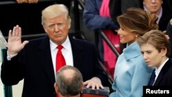 Le président Donald Trump prête serment aux côtés de sa femme Melania et son fil Barron lors de son investiture au Capitol, à Washington, USA, janvier 20 2017.