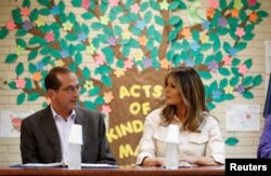 La primera dama de EE.UU., Melania Trump, durante una visita sorpresa a un Centro de detención de niños migrantes en McAllen, Texas. Junio 21 de 2018.