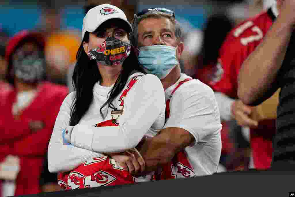 دو هوادار تیم کانزاس سیتی با ماسک در ورزشگاه. امسال به خاطر کرونا تنها ۲۵ هزار نفر اجازه حضور در سوپربول یا مسابقه فینال فوتبال آمریکایی داشتند. بلیت این بازی تا چند هزار دلار بوده است. 