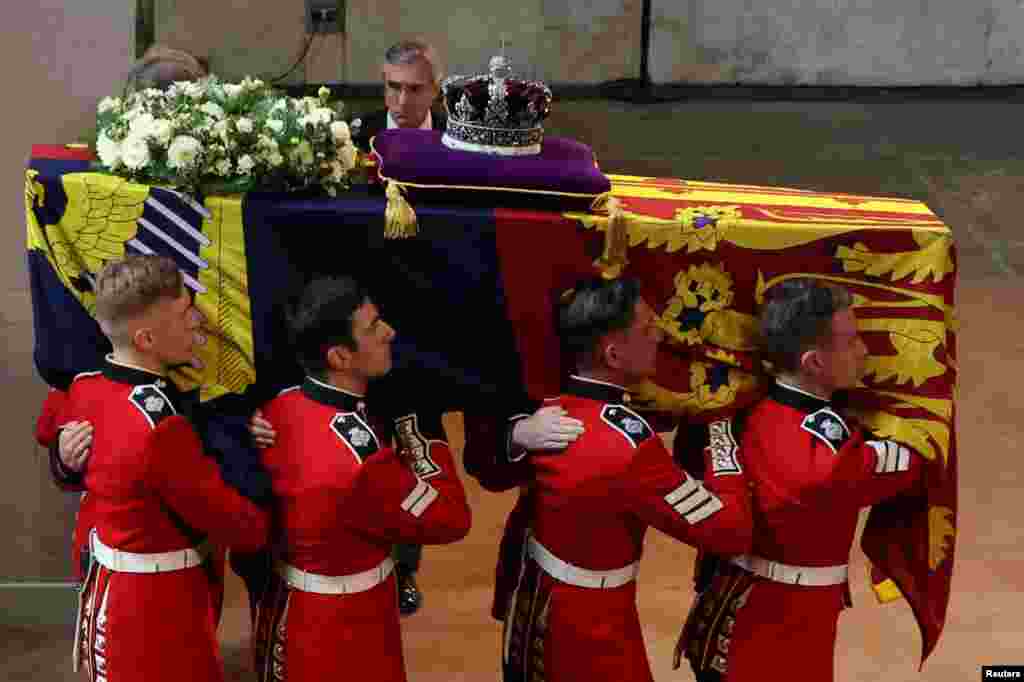 La procesión con el ataúd de la reina Isabel de Gran Bretaña llega a Westminster Hall desde el Palacio de Buckingham, en Londres, Gran Bretaña, el 14 de septiembre de 2022. REUTERS/Phil Noble&nbsp;