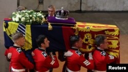 La procesión con el ataúd de la reina Isabel de Inglaterra llega a Westminster Hall desde el Palacio de Buckingham para su tumba en el estado, en Londres, Gran Bretaña, el 14 de septiembre de 2022. REUTERS/Phil Noble/Pool