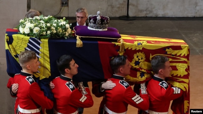 La procesión con el ataúd de la reina Isabel de Inglaterra llega a Westminster Hall desde el Palacio de Buckingham para su tumba en el estado, en Londres, Gran Bretaña, el 14 de septiembre de 2022. REUTERS/Phil Noble/Pool