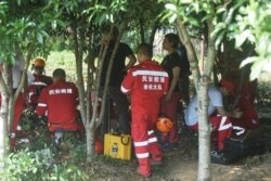 Tim SAR melakukan pencarian macan tutul yang melarikan diri dari Taman Safari di Hangzhou, provinsi Zhejiang timur China, 9 Mei 2021. (Foto: STR / AFP)