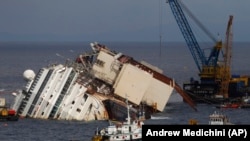 Kapal Costa Concordia yang tenggelam di lepas pantai Pulau Giglio, Tuscan, Italia. (Foto: Dok)