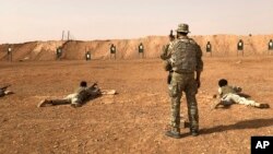 Pejuang Suriah yang didukung AS mendapatkan pelatihan dari anggota pasukan khusus AS di Suriah selatan (foto: ilustrasi). 