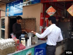 Tea is commonly sold at street corners throughout the country. (A. Pasricha/VOA)