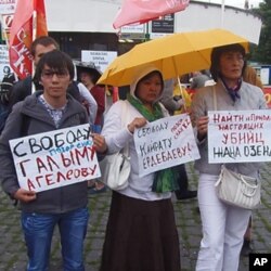 集會者要求釋放被捕工人，並找到殺害石油工人的兇手