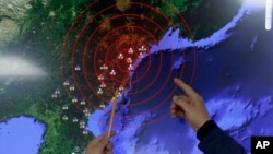 韩国气象局官员在首尔指点朝鲜核爆造成的地震波。 （2016年1月6日）
