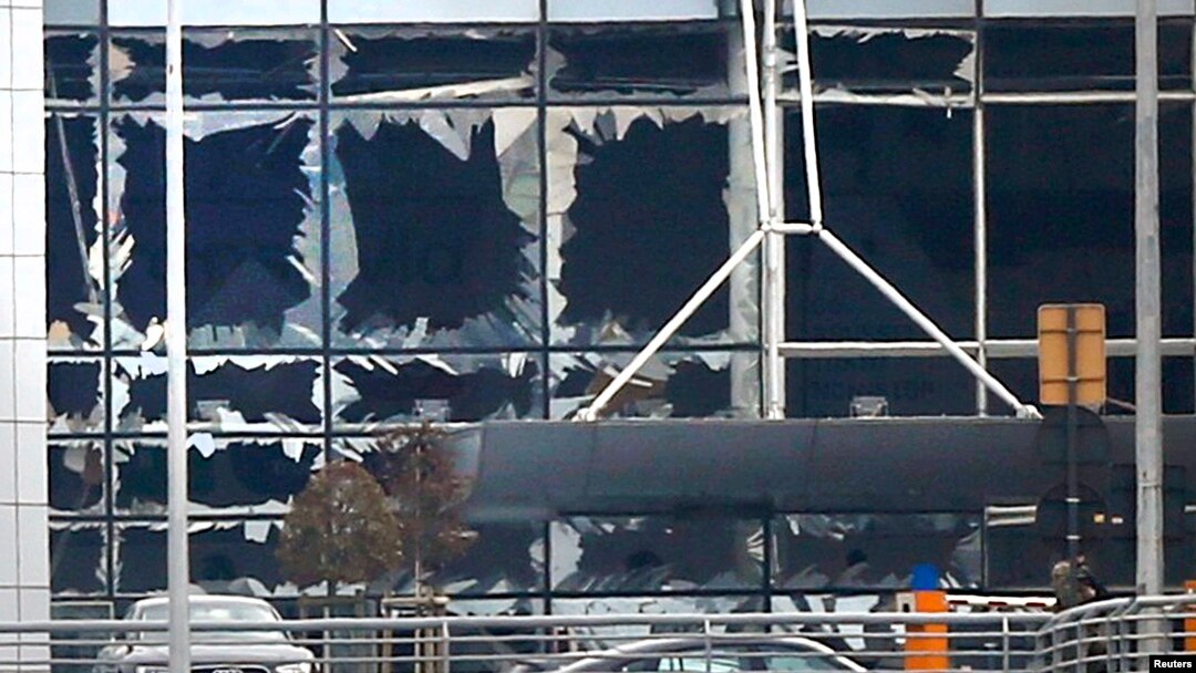 Kaca-kaca jendela di bandara Zaventem, dekat Brussels, Belgia tempak hancur, pasca ledakan Selasa (22/3) pagi. ISIS telah mengklaim bertanggung jawab atas serangan ini.