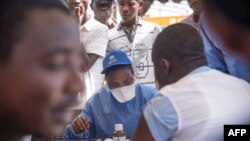 Infirmière de l'OMS se préparant à administrer des vaccins à Mbandaka, lors de la campagne de vaccination contre Ebola en RDC, le 21 mai 2018.