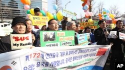 주한 중국대사관 앞에서 탈북자 북송 저지를 촉구 기자회견을 가진 기독교 사회책임과 탈북동포회 회원들.