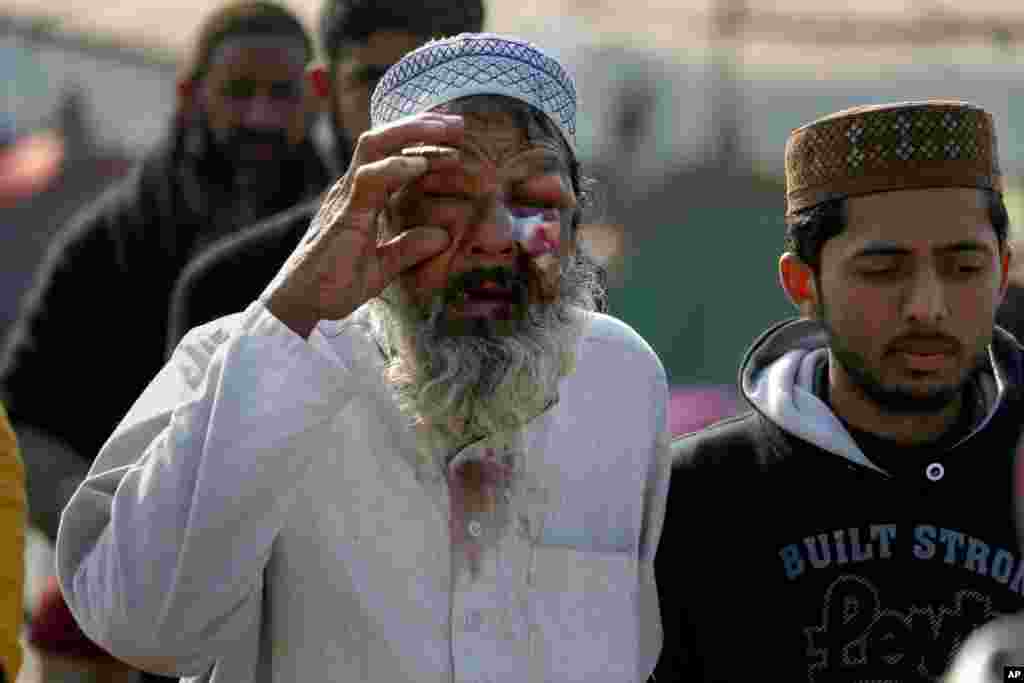 دھرنے میں شریک ایک شخص جو پولیس کے ساتھ جھڑپوں میں زخمی ہوا۔ ہفتے کو زخمی ہونے والے کئی افراد اتوار کو بھی بدستور دھرنے میں موجود تھے