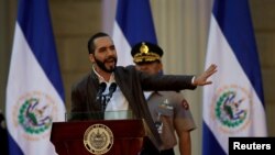 El presidente Nayib Bukele calificó de irresponsables a las autoridades mexicanas por supuestamente permitir que enfermos de coronavirus abordaran un avión hacia El Salvador. El canciller mexicano pidió a Bukele explicaciones por sus comenarios.