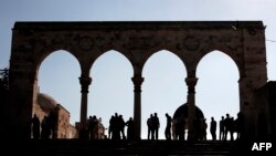 Warga Palestina dihalangi masuk di satu sisi Mesjid Al Aqsa di Kota Tua Yerusalem, 29 Agustus 2017.