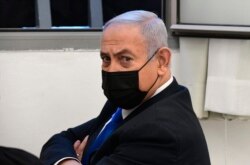 PM Israel Benjamin Netanyahu sebelum sidang di pengadilan distrik di Yerusalem, Senin, 8 Februari 2021.