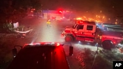 ARCHIVO - Esta fotografía proporcionada por la Asociación de Bomberos de Reno Local 731, muestra a los bomberos de Reno que luchan contra un incendio forestal el domingo 11 de agosto de 2024, cerca de Verdi, Nevada, al oeste de Reno.