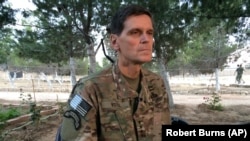 Jenderal Angkatan Darat Joseph Votel berbicara kepada wartawan dalam kunjungan diam-diam ke Suriah (21/5). (AP/Robert Burns)