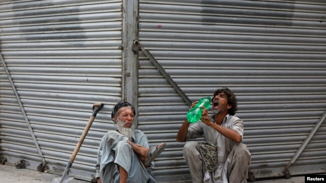 وبا کے دوران کیے گئے لاک ڈاؤن کی وجہ سے ہزاروں لوگ بے روزگار ہوئے۔