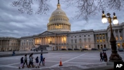 人們走過位於首都華盛頓的國會山（2018年1月21日）