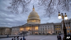 Suasana di sekitar Gedung Capitol, Washington DC, 21 Januari 2018. (Foto: dok). Senat Amerika telah menyetujui rancangan undang-undang anggaran $1,3 triliun untuk membiayai pemerintah federal hingga 30 September.