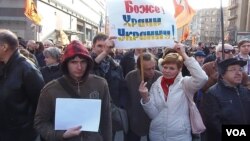 4月13日莫斯科支持言論自由集會上，一名婦女手舉標語：上帝保佑烏克蘭。 (美國之音白樺攝)