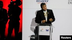 El presidente Rafael Correa habla durante la presentación de su libro en República Dominicana.