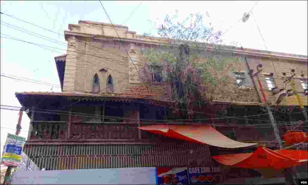 بمبئی بازار میں موجود ایک قدیم رہائشی عمارت