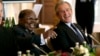 Le président tanzanien Benjamin Mkapa (à g.) rit avec le président américain George W. Bush lors du sommet du G8 le 8 juillet 2005 à l'hôtel Gleneagles à Auchterarder, en Écosse. REUTERS/White House/Eric Draper 