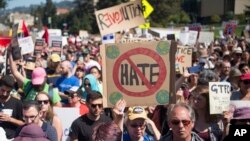 在美国加利福尼亚州伯克利市，人们游行，反对仇恨 （2017年8月27日）