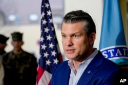 El secretario de Defensa de Estados Unidos, Pete Hegseth, habla con los medios durante su visita a la sede del Comando Europeo y el Comando de África de Estados Unidos en el Cuartel Kelly en Stuttgart, Alemania, el martes 11 de febrero de 2025. (Foto AP/Michael Probst)