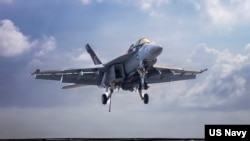 فڕۆکەیەکی جۆری F/A-18E Super Hornet لە کاتی نیشتنەوەی لەسەر ئەبراهام لینکن