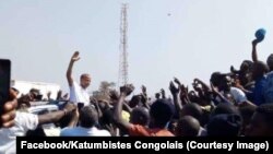 L'opposant congolais en exil Moïse Katumbi au milieu d’une de ses partisans à la frontière zambienne avec la RDC, 3 août 2018. (Facebook/Katumbistes Congolais)