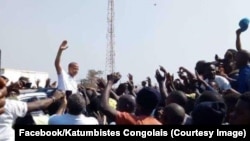 Kiongozi wa upionzani wa DRC Moïse Katumbi katikati ya wafuasi wake alipowasili mji wa mpakani wa Kasumbalesa hapo Ogusti 3 2018. (Facebook/Katumbistes Congolais)