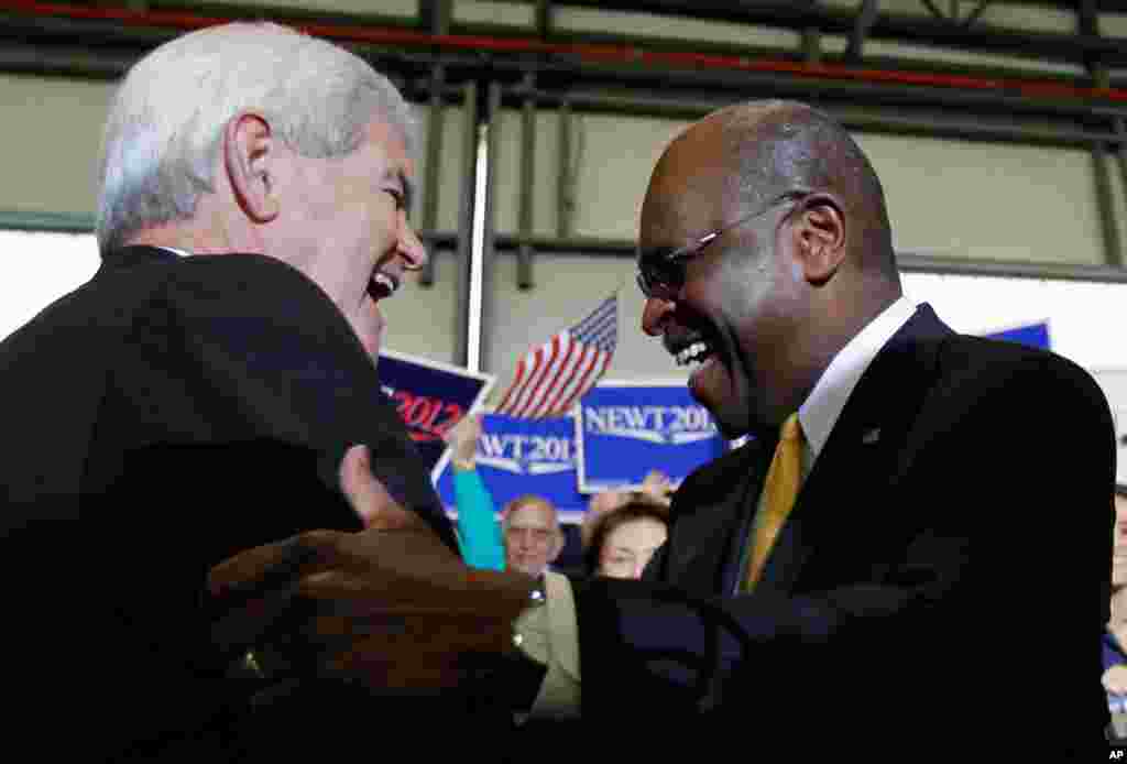 1月30号，共和党总统参选人金里奇在佛罗里达州坦帕市竞选期间问候前参选人凯恩。 (AP)