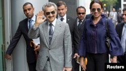 Prince Alwaleed bin Talal gestures as arrives at the High Court, London July 2, 2013.