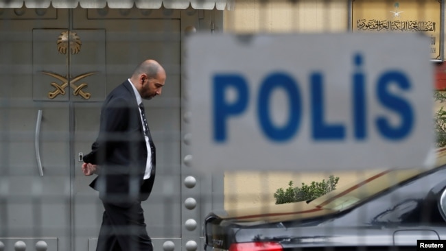 安全人员2018年10月20日在沙特驻土耳其伊斯坦布尔领事馆前执勤（路透社）