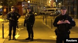 Polisi Perancis amankan jalan setelah seorang pria menewaskan pejalan kaki dalam sebuah serangan dengan pisau di Paris dan melukai empat orang lainnya sebelum ditembak mati oleh polisi, 12 Mei 2018 (foto: REUTERS/Lucien Libert)