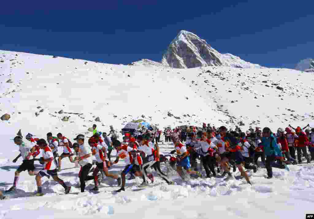 Para peserta mengikuti lomba lari marathon Tenzing-Hillary Everest Marathon, di kaki Gunung Everest di Nepal.