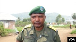 Le Lieutenant-Colonel Olivier Hamuli, porte-parole de la 8ème région militaire des FARDC, Nord Kivu, RDC, février 2013. (VOA/Nicolas Pinault) 