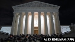 Warga berkumpul di depan gedung Mahkamah Agung AS di Washington DC, menyusul berita wafatnya Hakim Ruth Bader Ginsburg, Jumat, 18 September 2020. (Foto: AFP) 